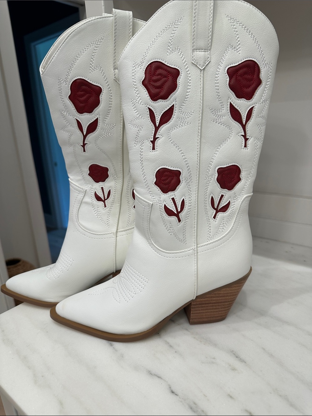 Billini size 8 Women's White Floral Embroidered Western Boots. Like new.